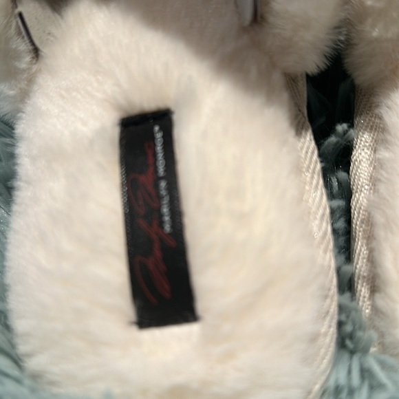 NWT Marilyn Munroe Memory Foam Slippers encrusted with Faux Pearls on one strap. - Picture 3 of 5